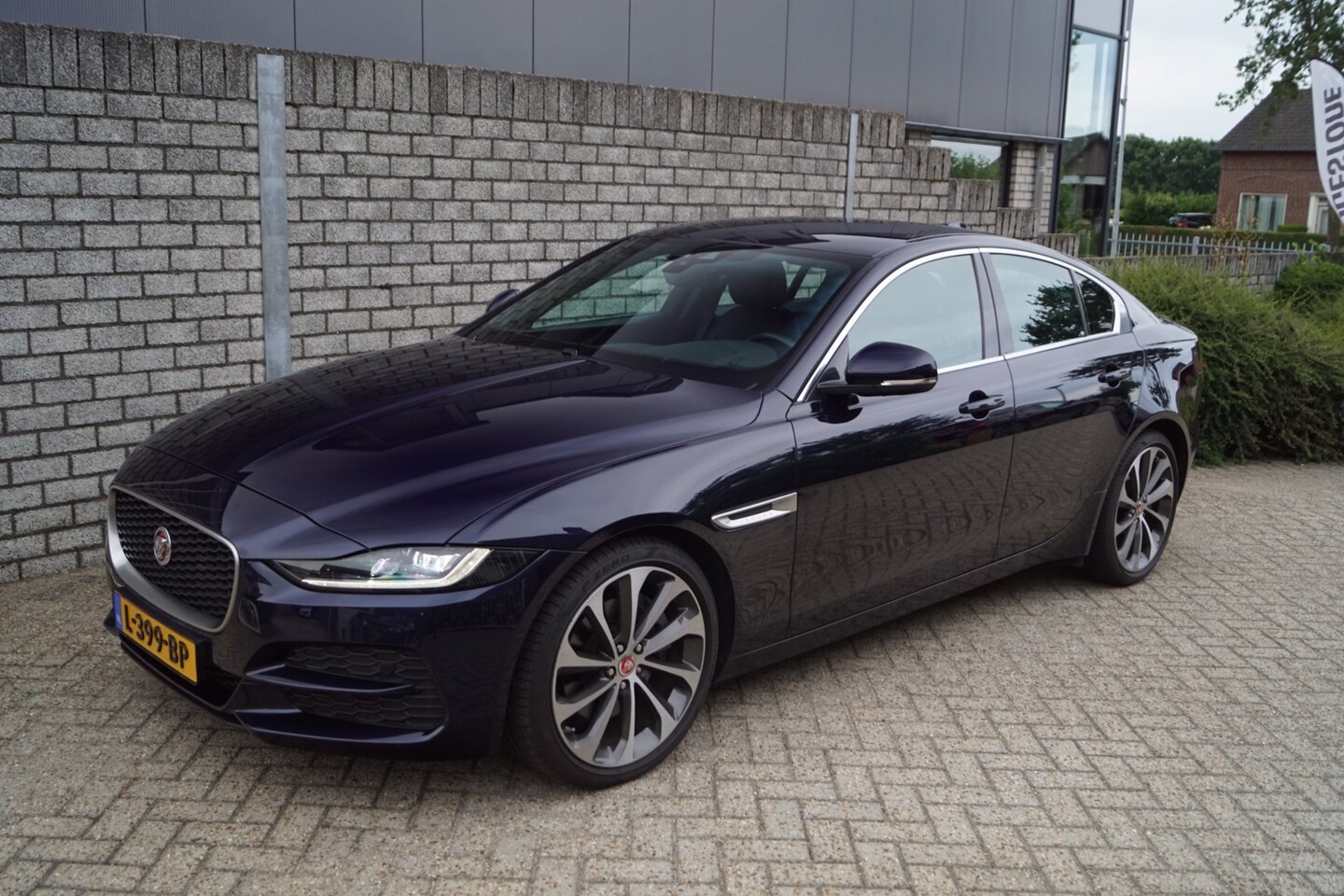 Jaguar XE - 2.0 P250 R-Dynamic SE Autom Leder Sportst Stoel/Stuurverw Navi Camera Clima Cruise 2x PDC - AutoWereld.nl