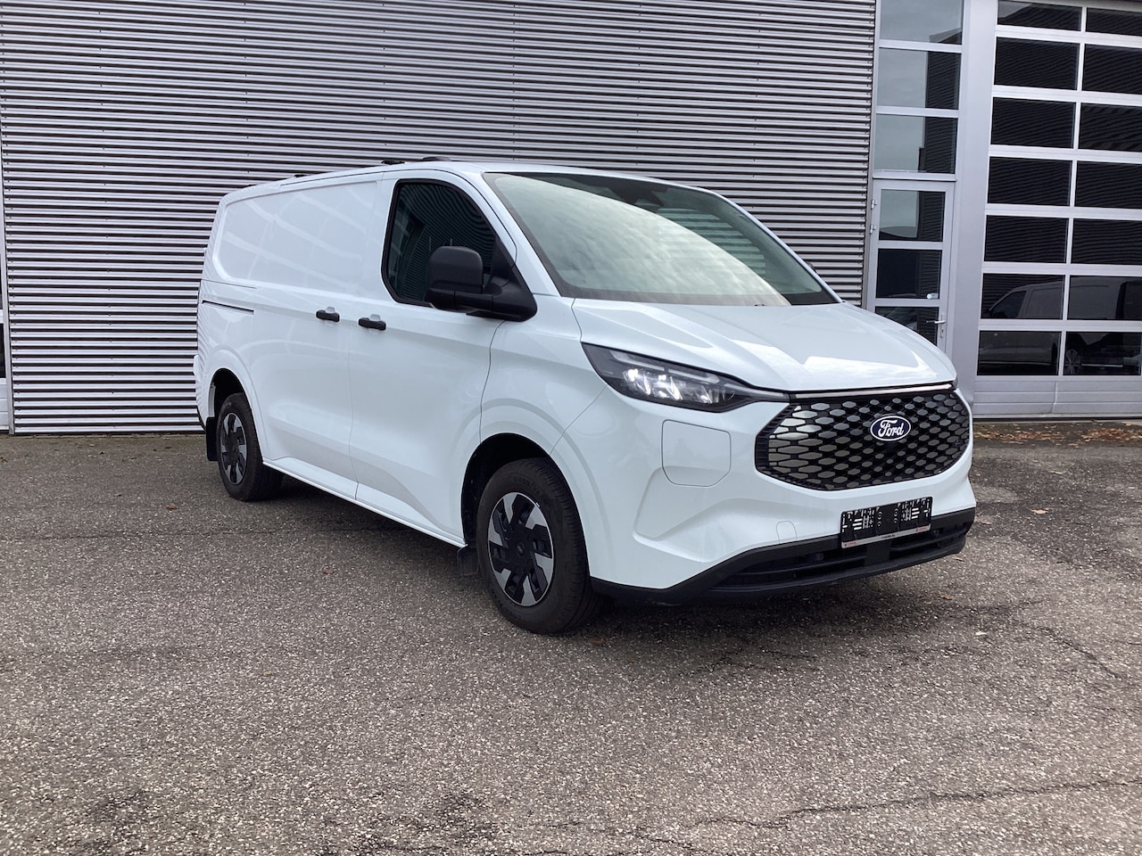 Ford Transit Custom - E-Transit 330 km WLTP LED/ Standkachel/ Stoelverw./ Carplay/ Camera/ Climate/ PDC/ Cruise - AutoWereld.nl