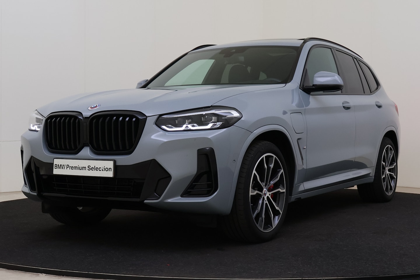 BMW X3 - xDrive30e High Executive M Sport Automaat / Panoramadak / Sportstoelen / Achteruitrijcamer - AutoWereld.nl