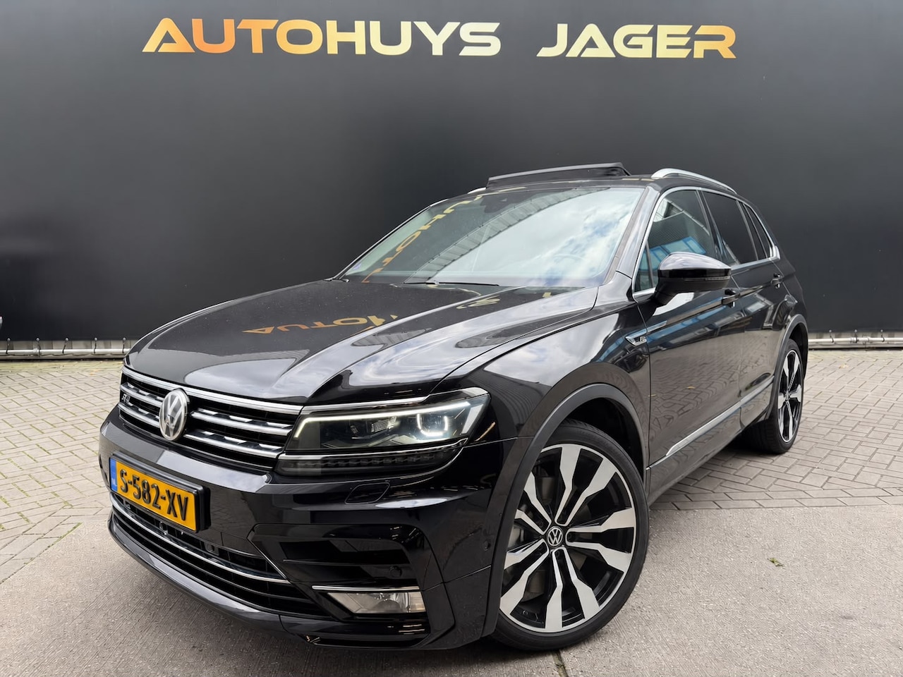 Volkswagen Tiguan - 2.0 TSI 4Motion Highline Business R Pano Leer Virtual 360Camera Acc Memory - AutoWereld.nl