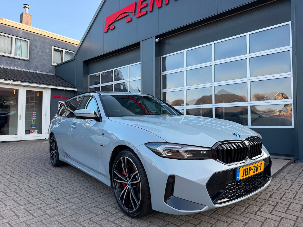 BMW 3-serie Touring - 320e M-Sport Performance / Pano / Hud / 360 Cam / H&K / Full Black . - AutoWereld.nl