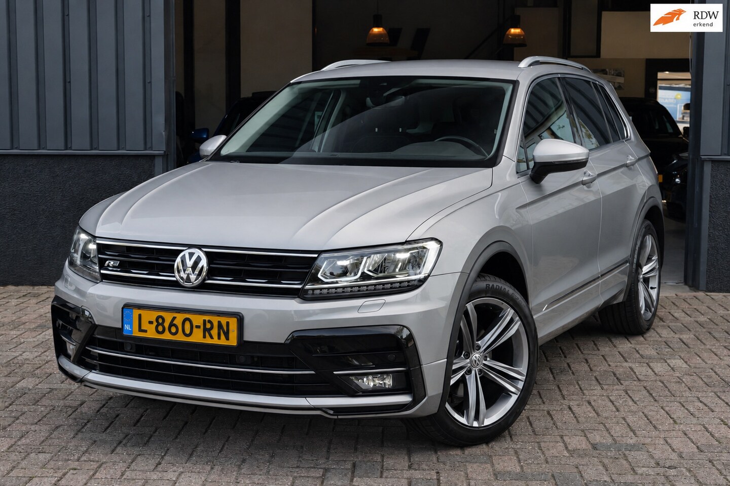 Volkswagen Tiguan - 1.4 TSI Highline R-Line LED|Virt. Dash|Navi - AutoWereld.nl