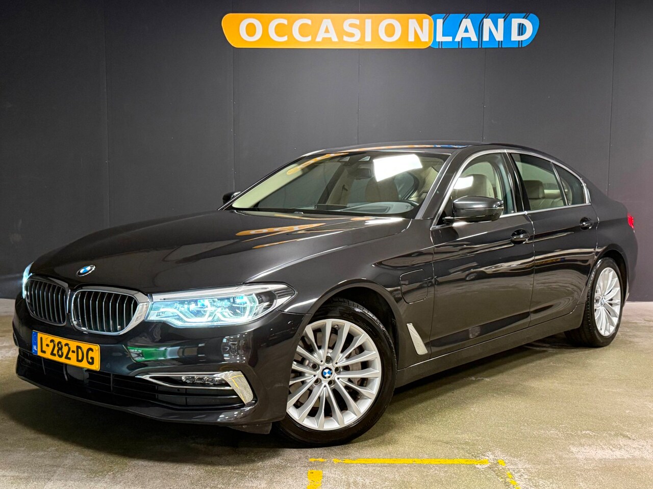 BMW 5-serie - 530e iPerformance High Executive Luxury Line|KEYLESS|SOFTCLOSE|CAMERA|HUD|DODEHOEK|STUURV| - AutoWereld.nl