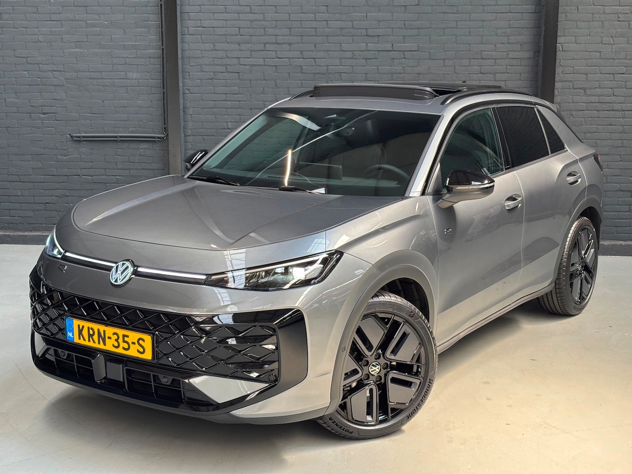 Volkswagen T-Roc - 1.5 eTsi (150 pk) R-Line automaat - panoramadak - Black Style - 19 inch - 3x R-Line - AutoWereld.nl