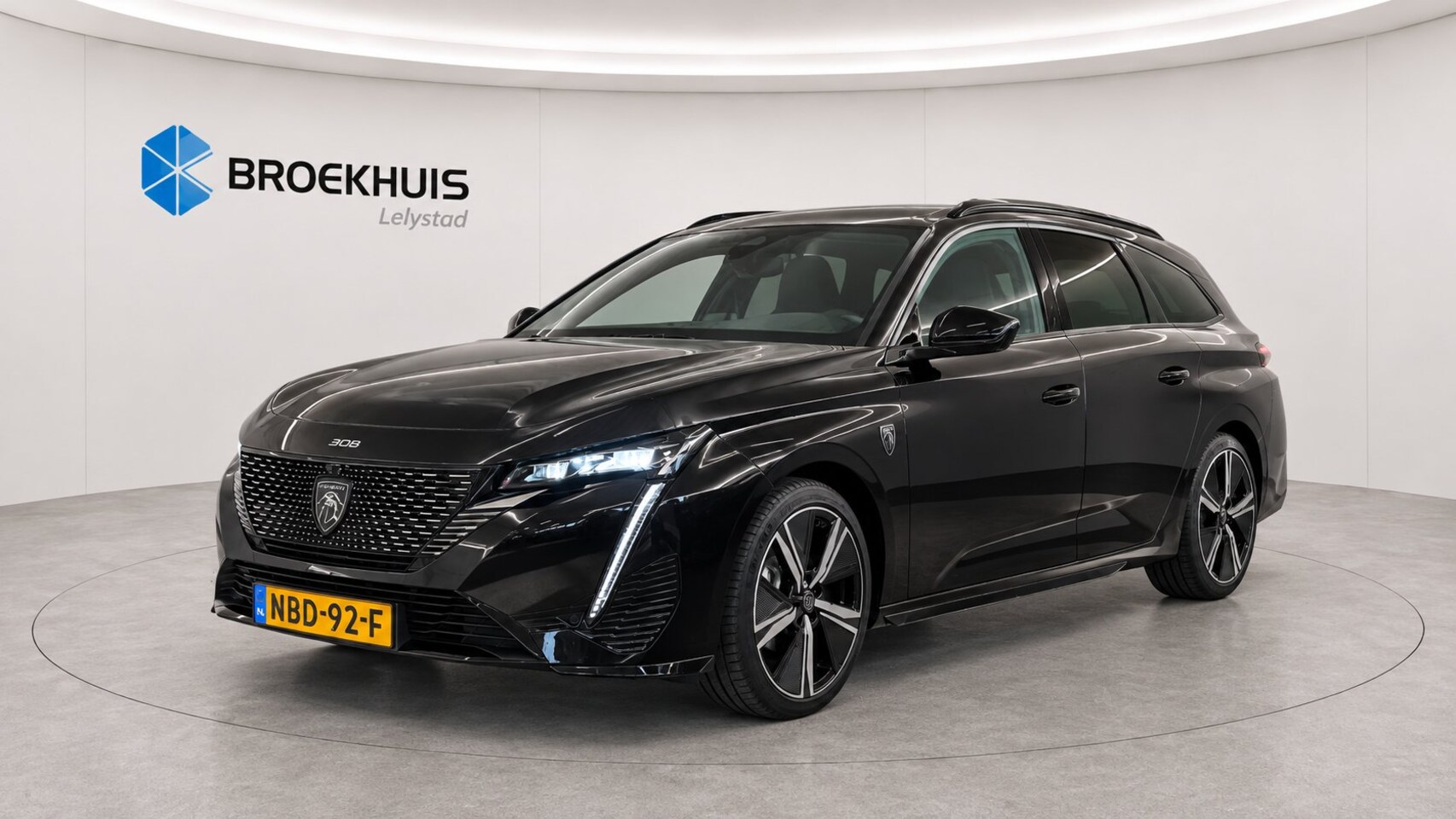 Peugeot 308 SW - 1.2 HYBRID 136PK GT PACK AUTOMAAT / NAVI / LEDER / CLIMA / PDC / 18" LMV / CAMERA / KEYLES - AutoWereld.nl
