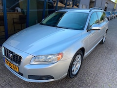 Volvo V70 - 2.5T Momentum Automaat LEER / PDC / TREKHAAK