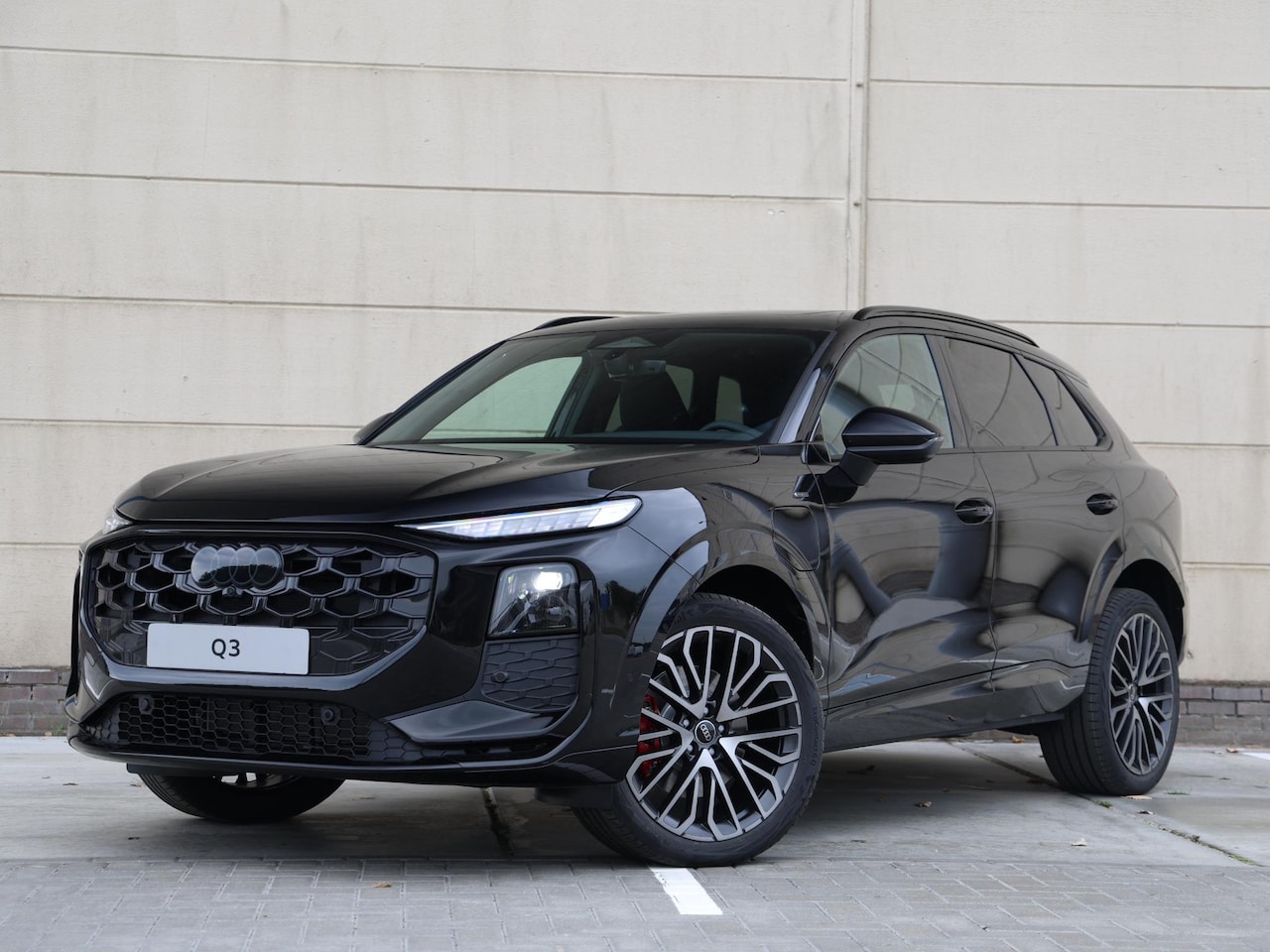 Audi Q3 - S edition e-hybrid 272 PK | Tech plus pakket | Panoramadak | Verwarmd stuur | Privacy glas - AutoWereld.nl