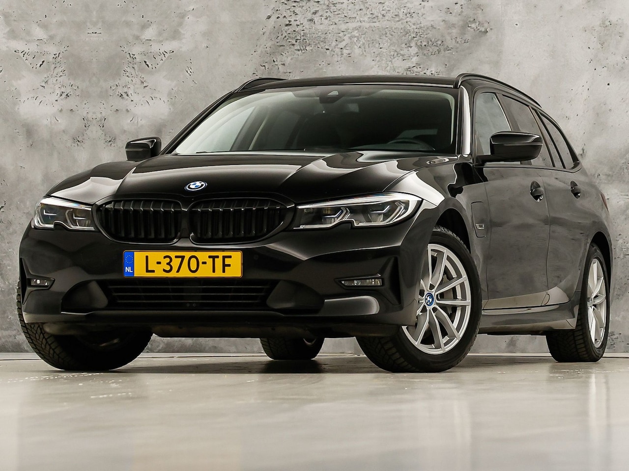 BMW 3-serie Touring - 330e xDrive Business Sport 293Pk Automaat (APPLE CARPLAY, LASER KOPLAMPEN, SOH 90,3%, STOE - AutoWereld.nl
