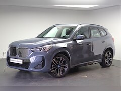 BMW iX1 - xDrive30 M Sport / Sportstoelen / M Adaptief onderstel / Achteruitrijcamera / Stoelverarmi