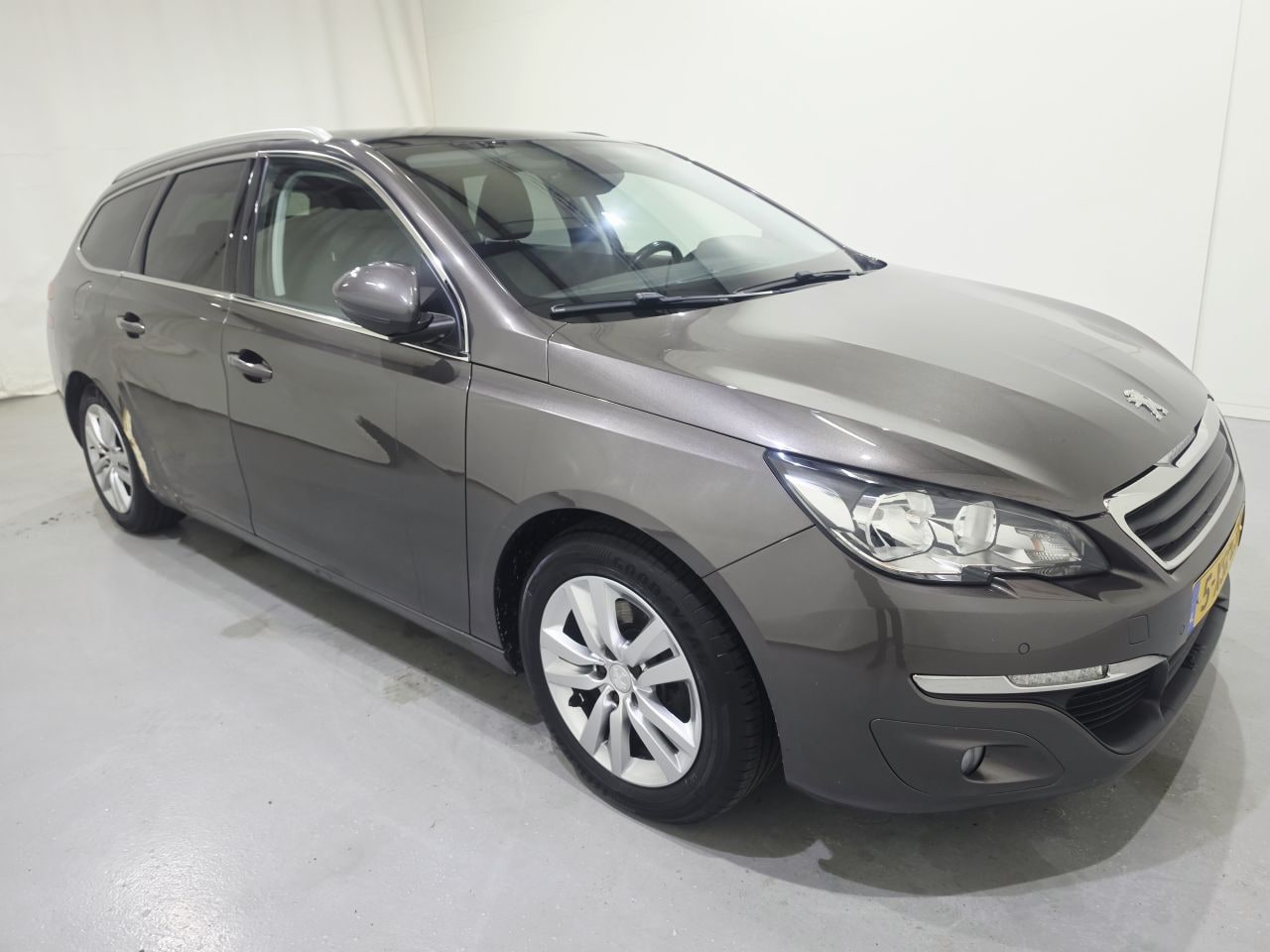 Peugeot 308 SW - 1.2 E-THP Blue Lease Executive 81Kw Glazen-dak - AutoWereld.nl