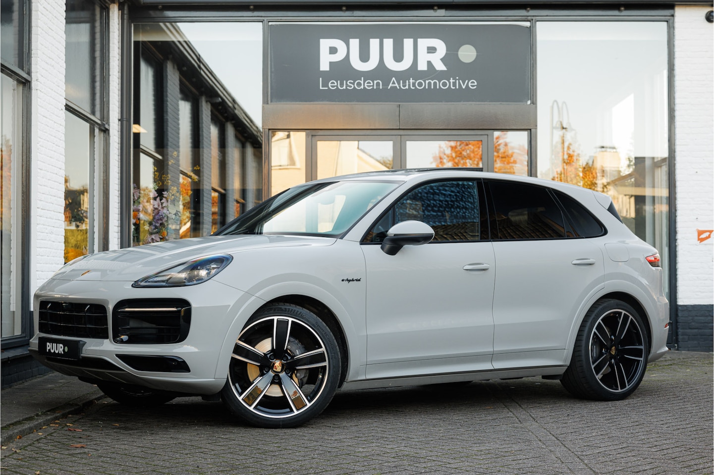 Porsche Cayenne - 3.0 E-Hybrid Platinum Krijtgrijs Pano - 360-view - Sport Uitlaat - AutoWereld.nl