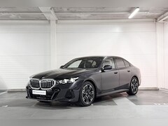 BMW 5-serie - Sedan 520i | M-Sport | Comfort Access | Trekhaak | Panoramadak | Travel Pack | Comfort Pac