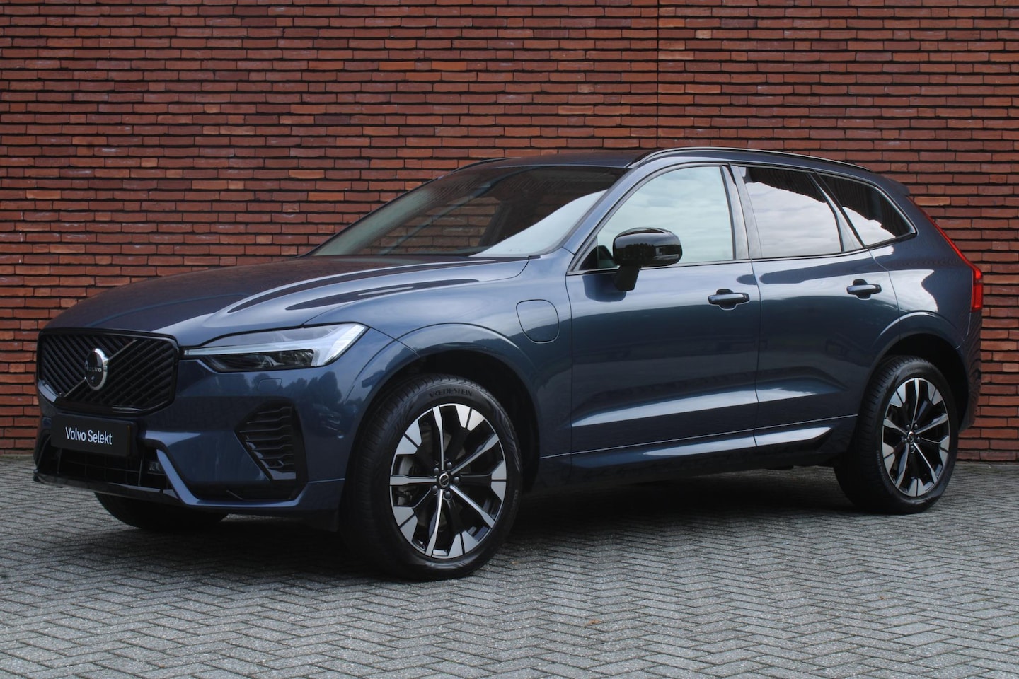 Volvo XC60 - T6 Plug-in hybrid AWD Ultra Dark | Trekhaak | Luchtvering | Panoramadak | Verwarmbare voor - AutoWereld.nl