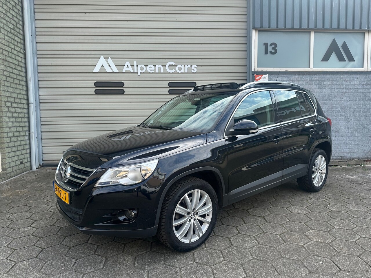 Volkswagen Tiguan - 1.4 TSI Sport&Style Eerste eigenaar / Pano / Navi / Cruise controle / PDC - AutoWereld.nl