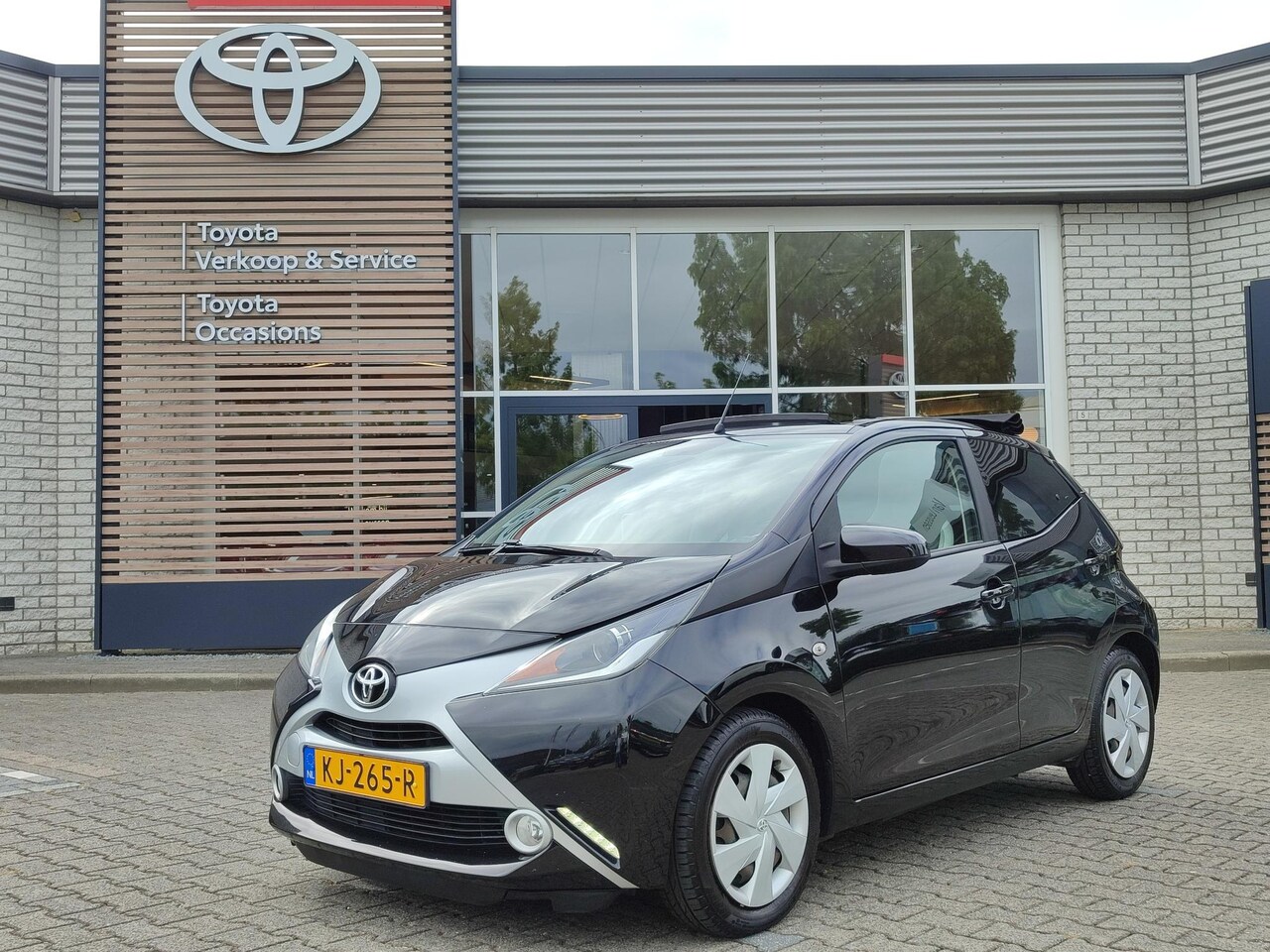 Toyota Aygo - 1.0 VVT-i X-WAVE CABRIO NAVI AIRCO BLUETOOTH CAMERA LED NL-AUTO - AutoWereld.nl