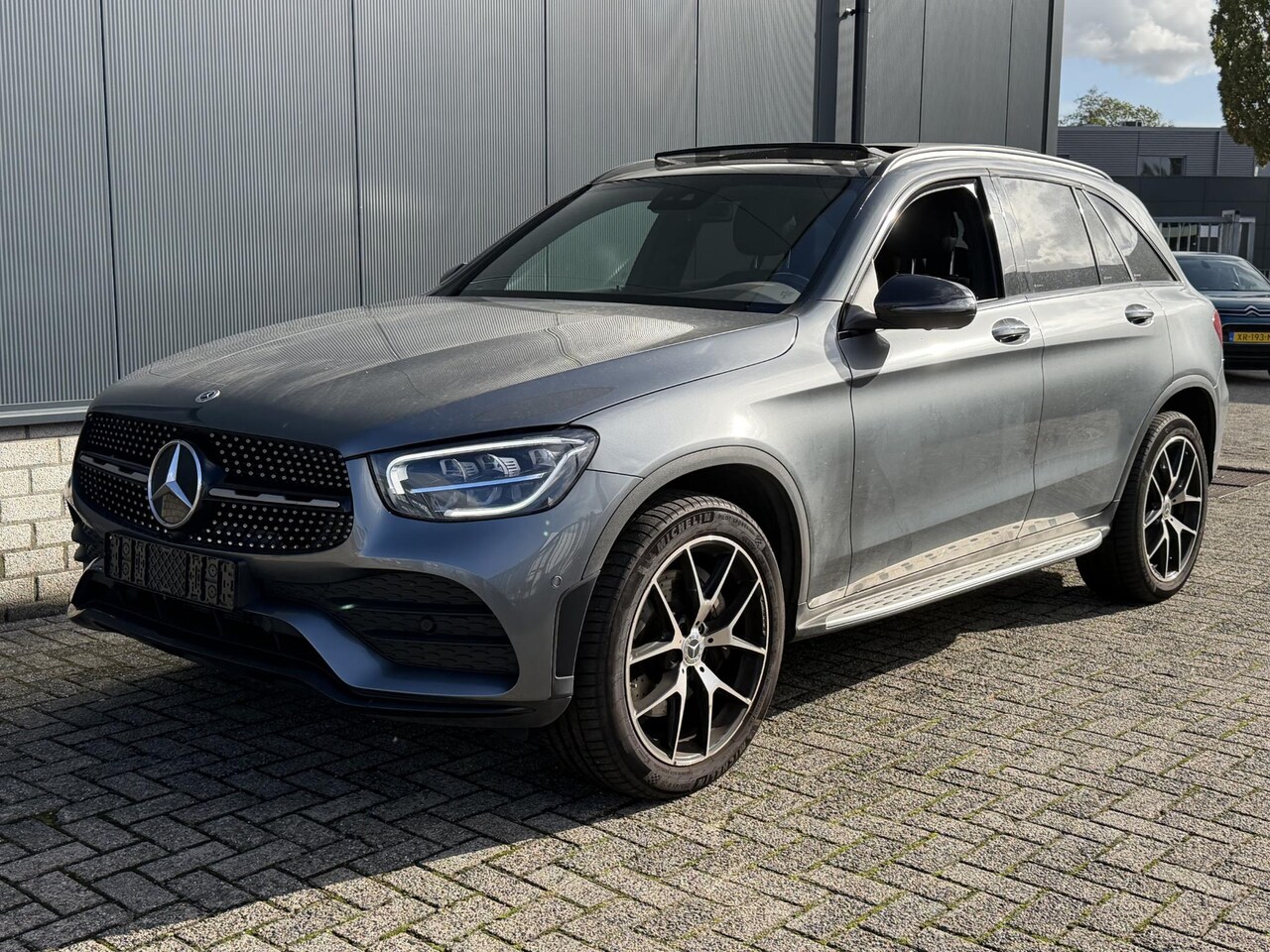 Mercedes-Benz GLC-klasse - 300e 4MATIC AMG Line 20"/Panoramadak/Trekhaak/Leder/Stoelverwarming + ventilatie//Keyless/ - AutoWereld.nl