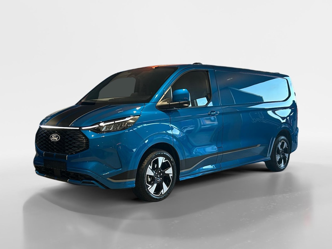 Ford Transit Custom - E-Transit 340 L2H1 Sport 71 kWh 218pk | 0,99% rente | Nieuw te bestellen | LFP accu - AutoWereld.nl