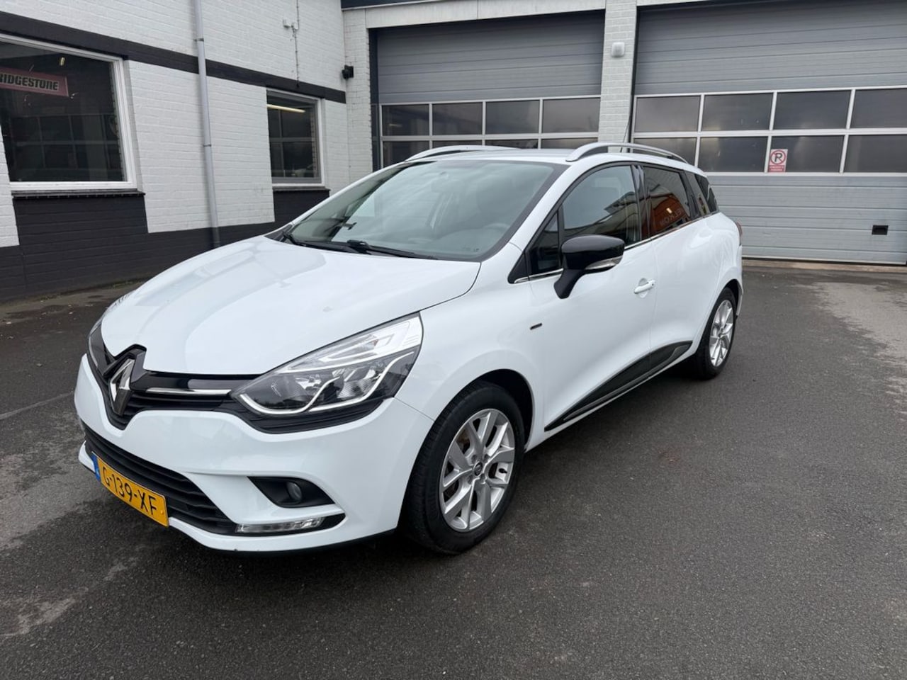 Renault Clio Estate - 0.9 TCe Limited Airco, navigatie, licht metalen velgen, cruise controle, parkeersensoren, - AutoWereld.nl