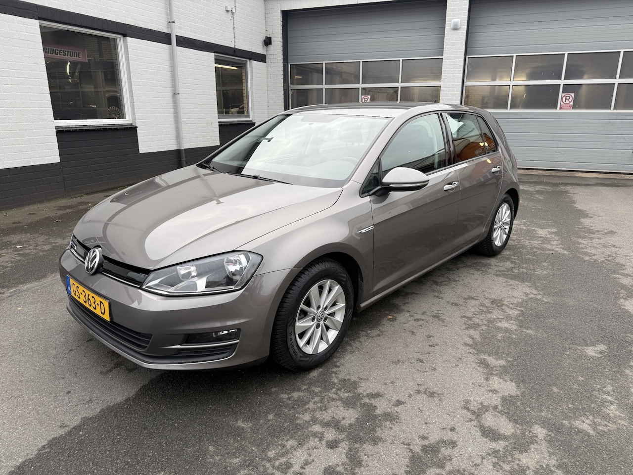 Volkswagen Golf - 1.0 TSI Trendline Airco, navigatie, licht metalen velgen, enz. - AutoWereld.nl