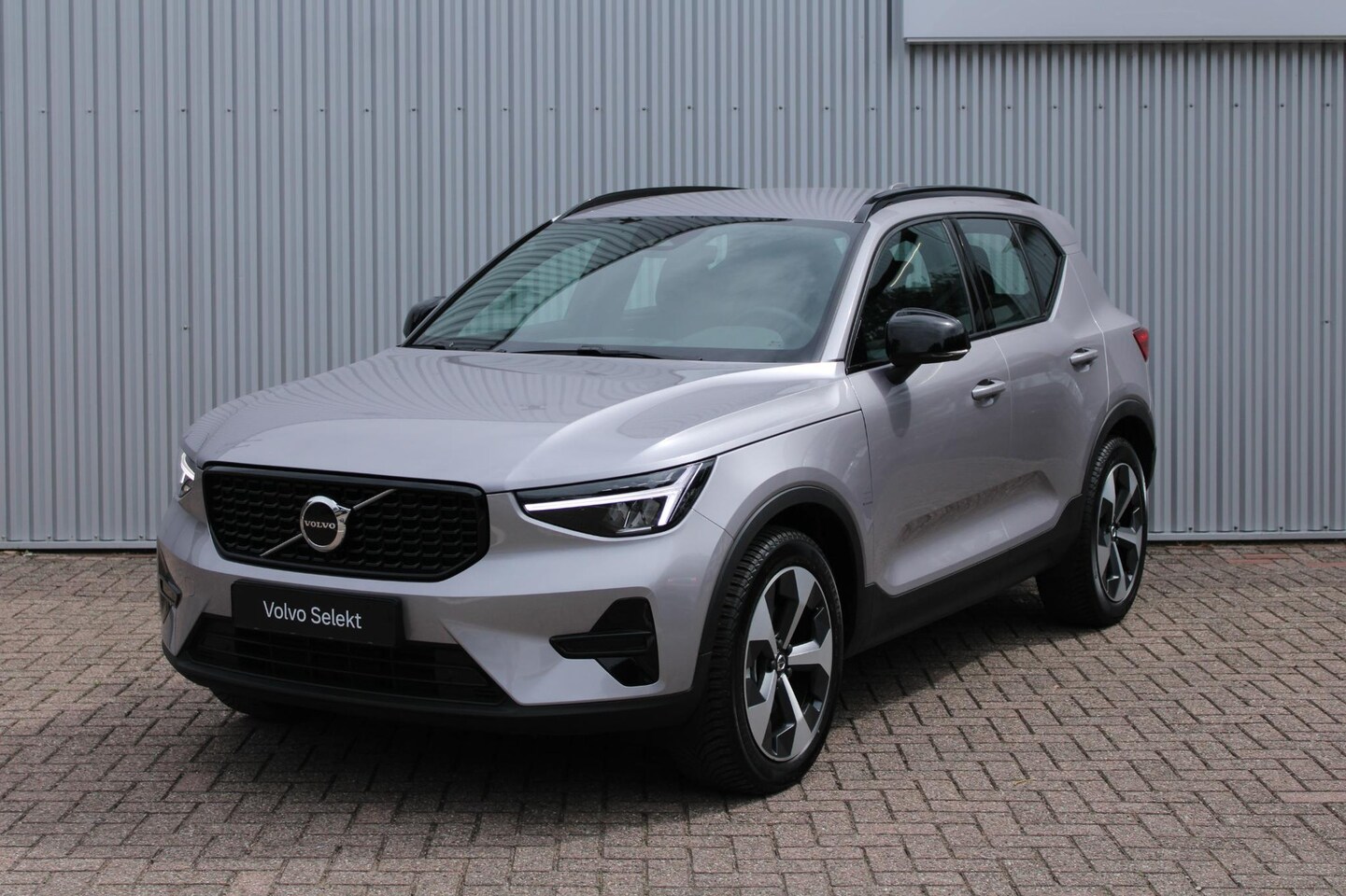 Volvo XC40 - B4 Plus Dark | Trekhaak | Premium audio by Harman Kardon | Adaptieve cruise control | Verw - AutoWereld.nl