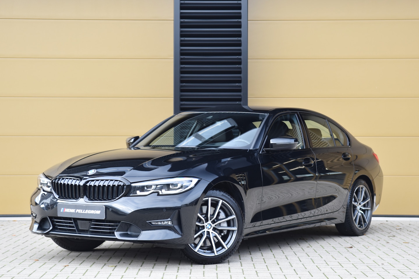 BMW 3-serie - 330i Sportline * Sportstoelen * Head-up * Sfeerverlichting * Stoelverwarming * Leder * - AutoWereld.nl