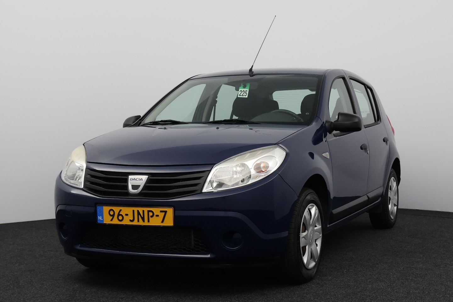 Dacia Sandero - 1.2 Ambiance APK 09-2027!/ D-Riem verv: 137.000 KM!/ Airco/ Trekhaak/ Radio-CD AUX & USB/ - AutoWereld.nl