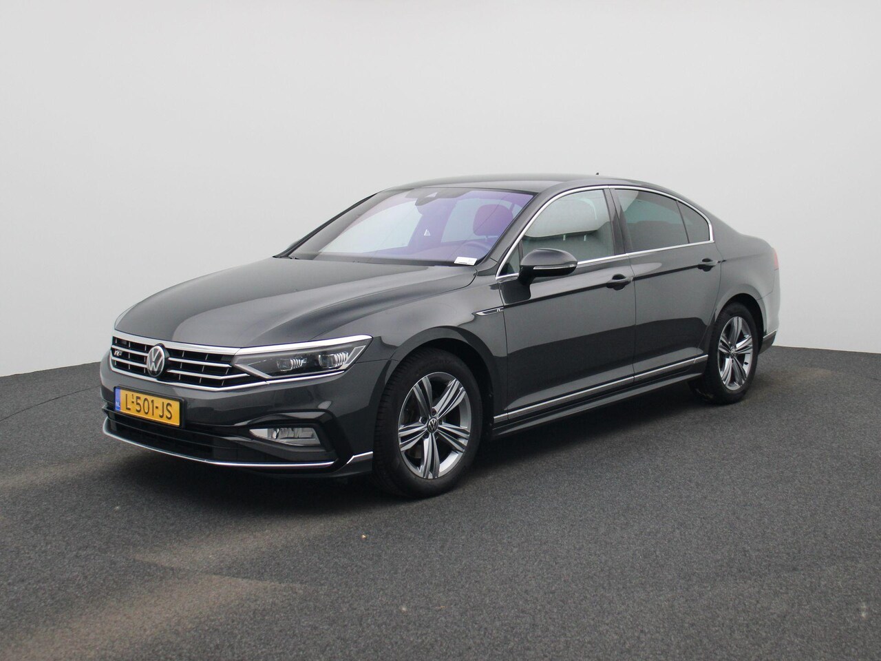 Volkswagen Passat - 1.5 TSI R-Line Business + AUTOMAAT | NAVIGATIE | CAMERA | MASSAGE | STOELVERWARMING - AutoWereld.nl
