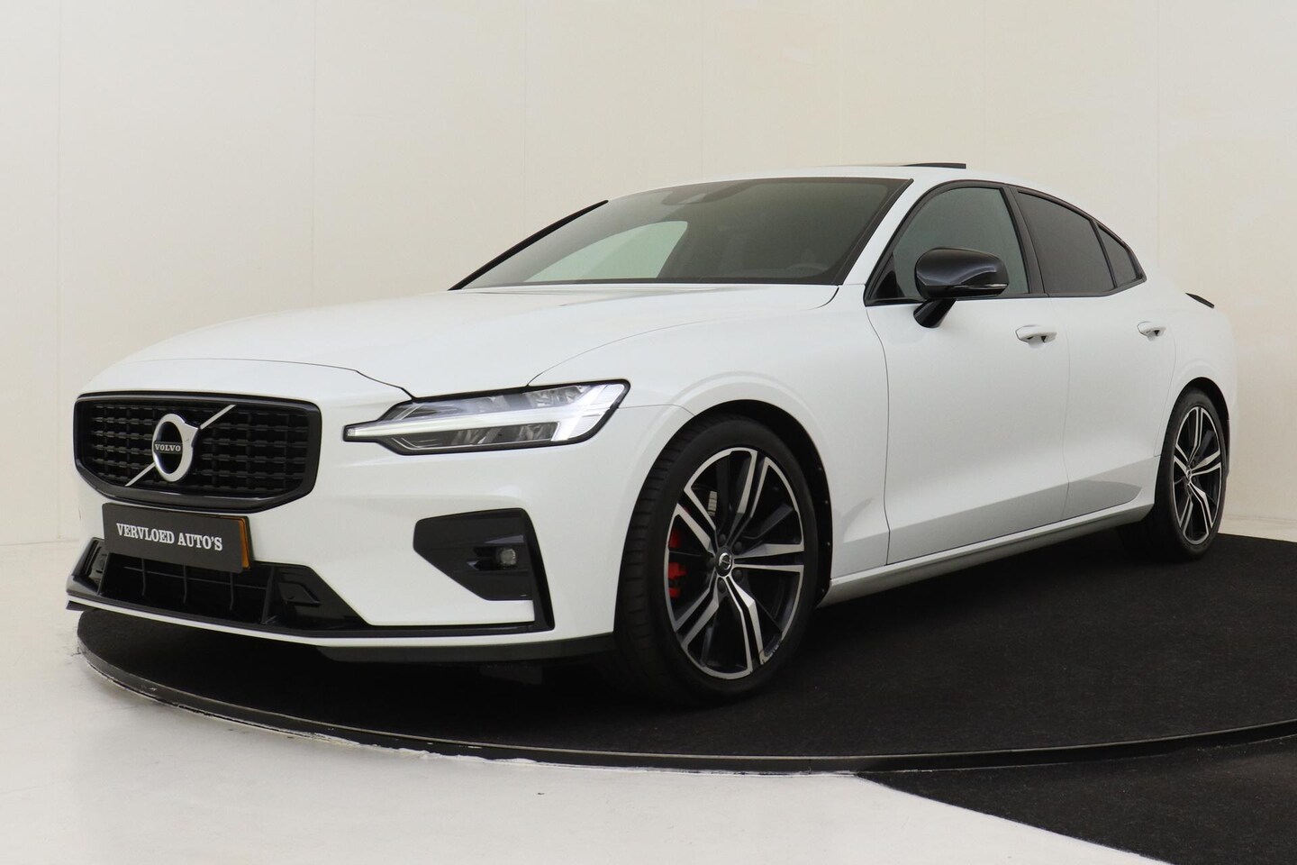 Volvo S60 - B4 (M-HYBRID) R-DESIGN -PANO.DAK|HARMAN/KARDON|CAMERA|SPORTSTOELEN|KEYLESS|RESERVEWIEL|STY - AutoWereld.nl