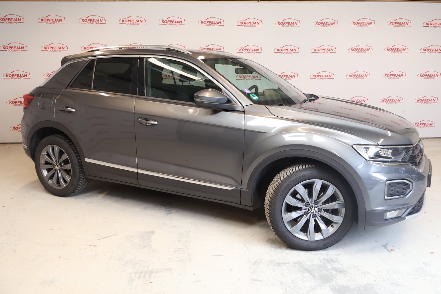 Volkswagen T-Roc - 1.5 TSI Sport Business R|Stoelverwarming|Trekhaak|Parkeersensoren| - AutoWereld.nl