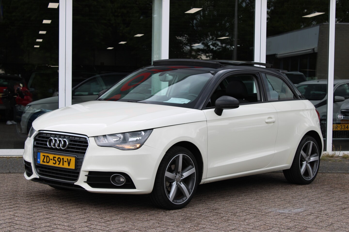 Audi A1 - 1.2 TFSI//Schuif-kanteldak//Stoelverwarming!! - AutoWereld.nl