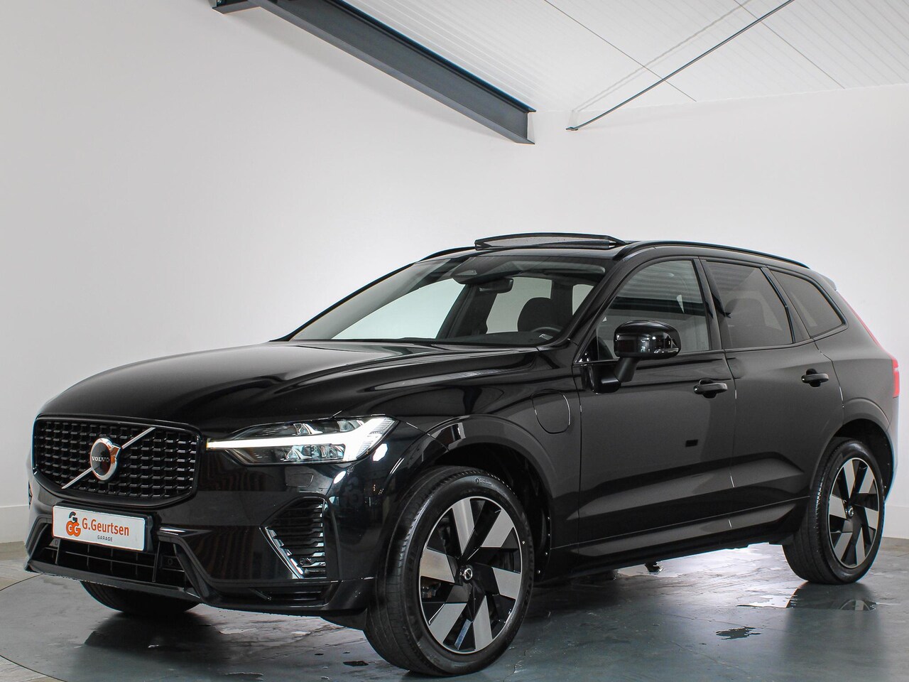 Volvo XC60 - 2.0 T8 PHEV 455PK AWD Ultra Black Edition Panoramadak, Volleder, Trekhaak, Soh 100% - AutoWereld.nl