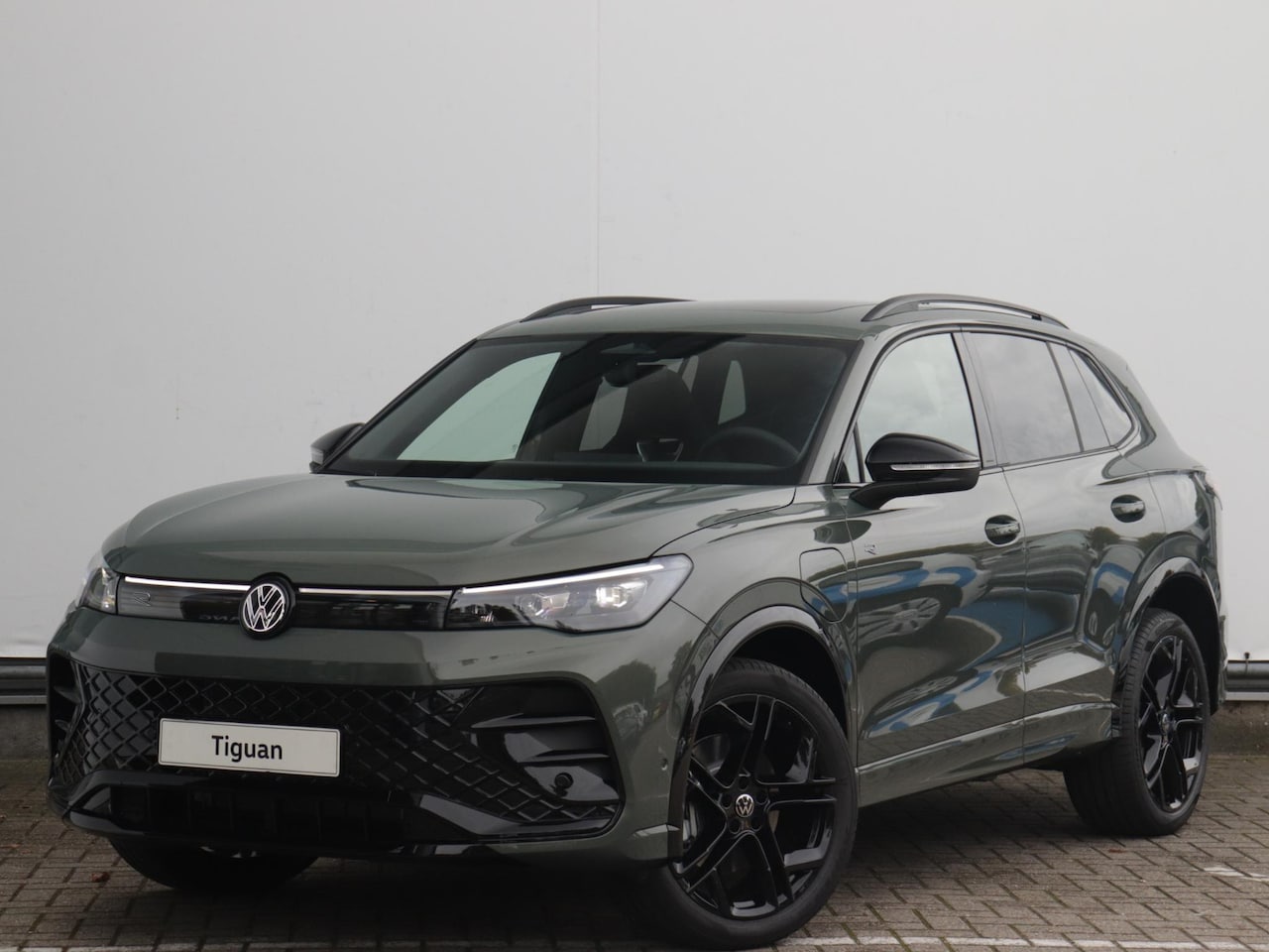 Volkswagen Tiguan - R-Line 1.5 eHybrid 200 kW / 272 PK SUV 6 versn. DS | Trekhaak | Panoramadak | Black Style - AutoWereld.nl