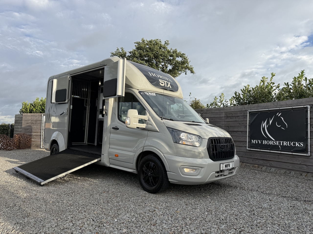 Ford Transit - | HORSETRUCK | STX | STALLION 3XL | 2024 | AUTOMATIC | EURO 6 | HENGST | L3 | 41.600KM | L - AutoWereld.nl