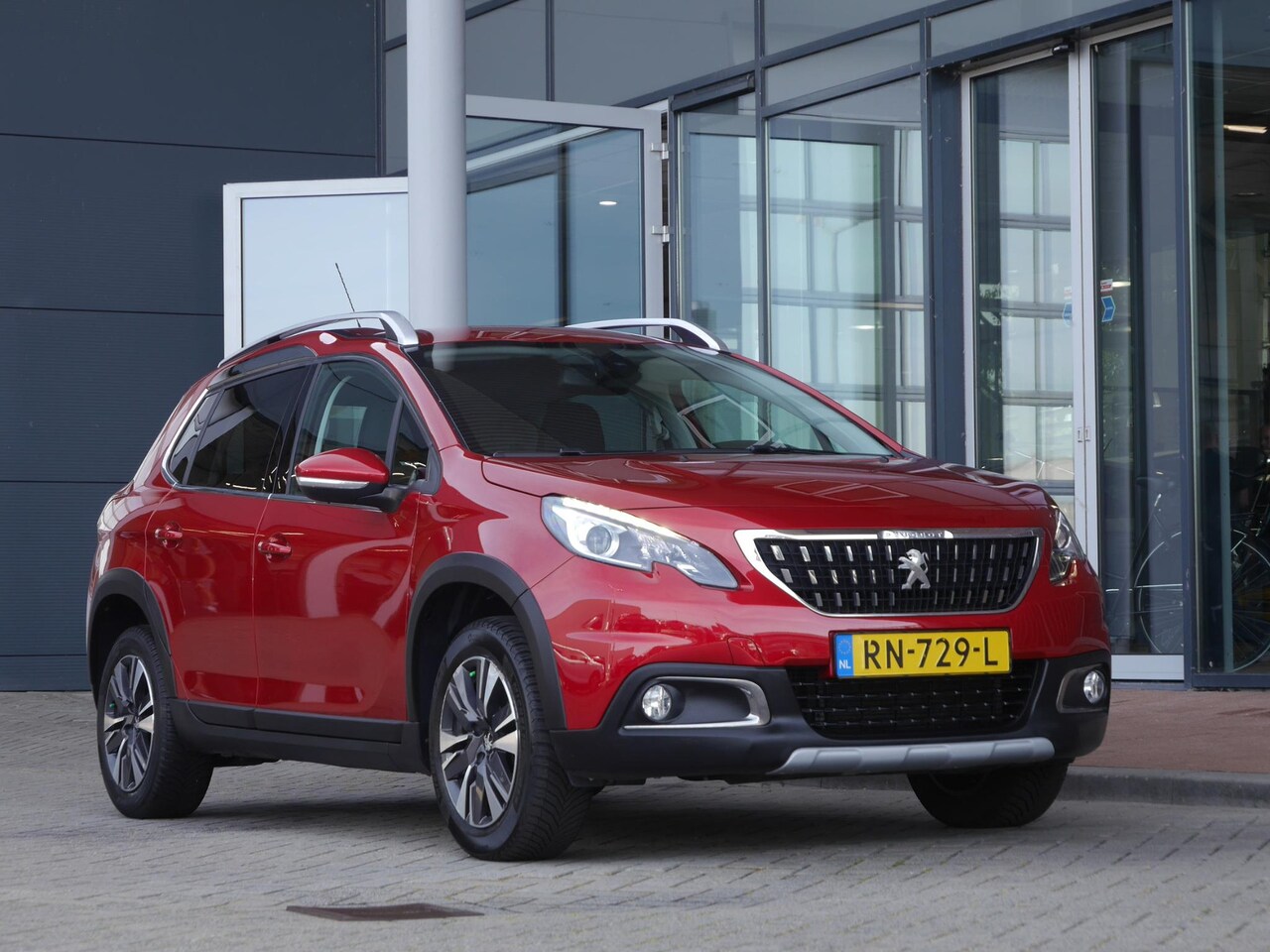 Peugeot 2008 - 1.2 PureTech Allure 110pk | Extra getint glas | Achteruitrijcamera | Climate control | App - AutoWereld.nl