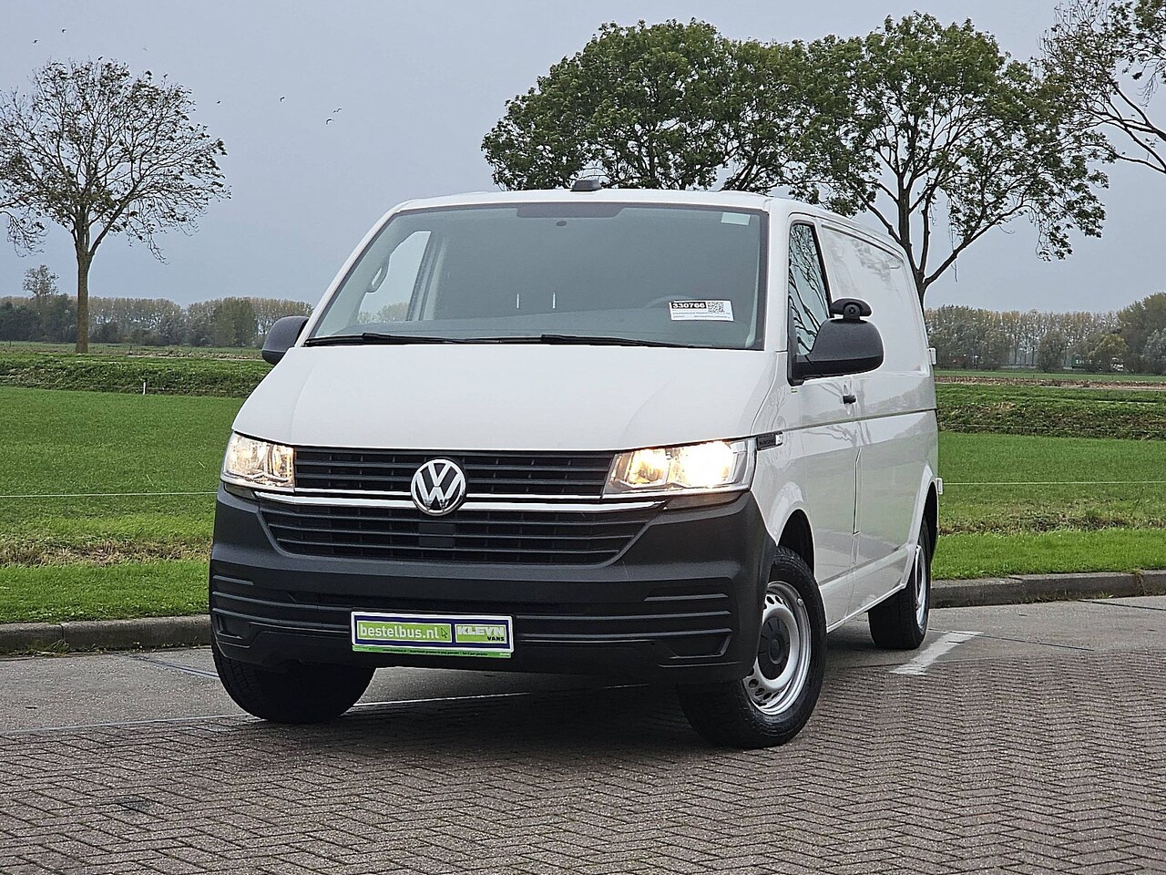 Volkswagen Transporter - 2.0 TDI L2H1 T6.1 Carplay!! - AutoWereld.nl