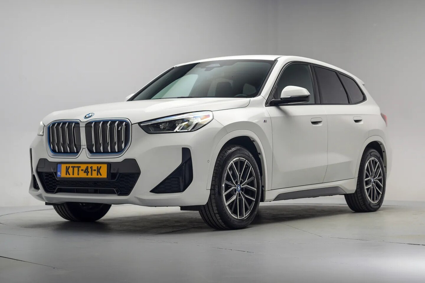 BMW iX1 - xDrive30 M Sport Shadow [ SoH 94,2% | Harman/Kardon Navi Camera Stoelverwarming ] - AutoWereld.nl