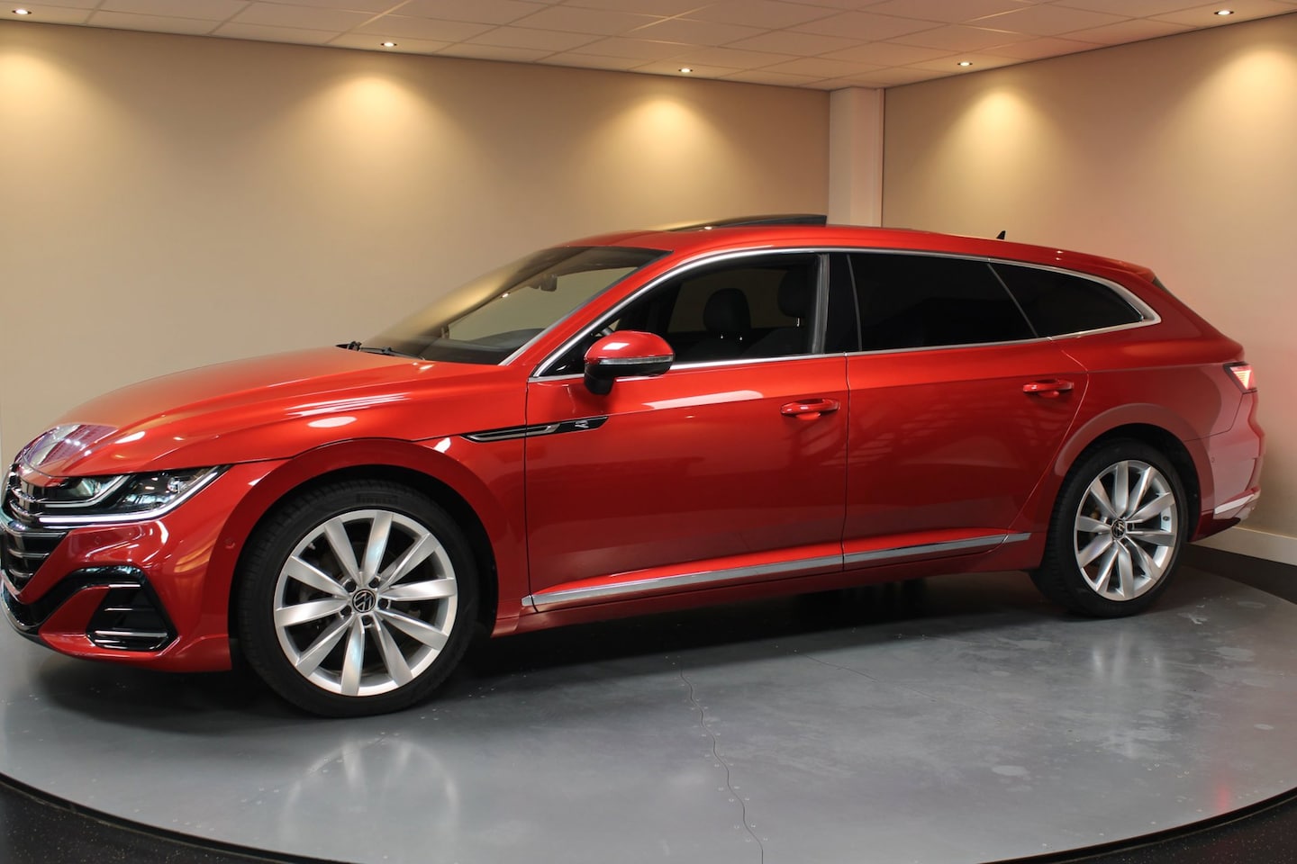 Volkswagen Arteon Shooting Brake - 1.4 TSI eHybrid R-Line Business+ *Dealer OH* Pano|Trekhaak|HUD|Alcantara|Stoelverw.V+A|Ada - AutoWereld.nl