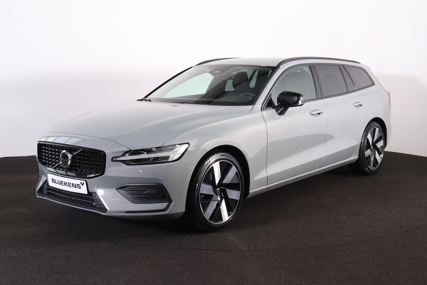 Volvo V60 - B4 Essential Edition - IntelliSafe Assist - Parkeercamera achter - Parkeersensoren achter - AutoWereld.nl
