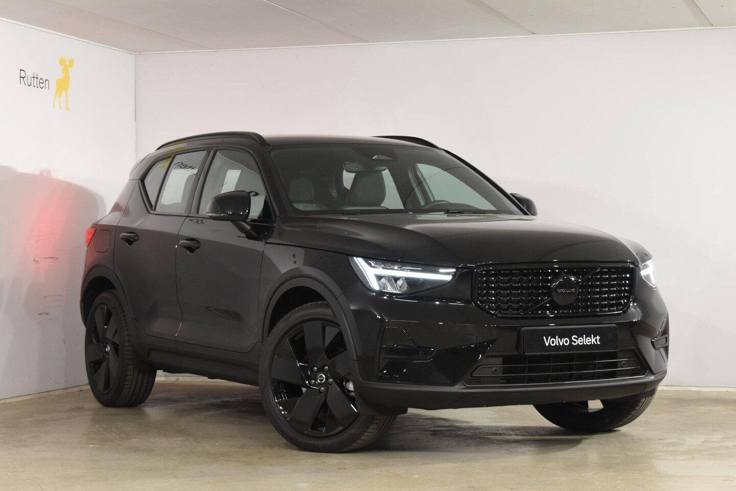 Volvo XC40 - B3 177PK Automaat Plus Black Edition / Cruise control / Harman Kardon / 20'' velgen / Elek - AutoWereld.nl