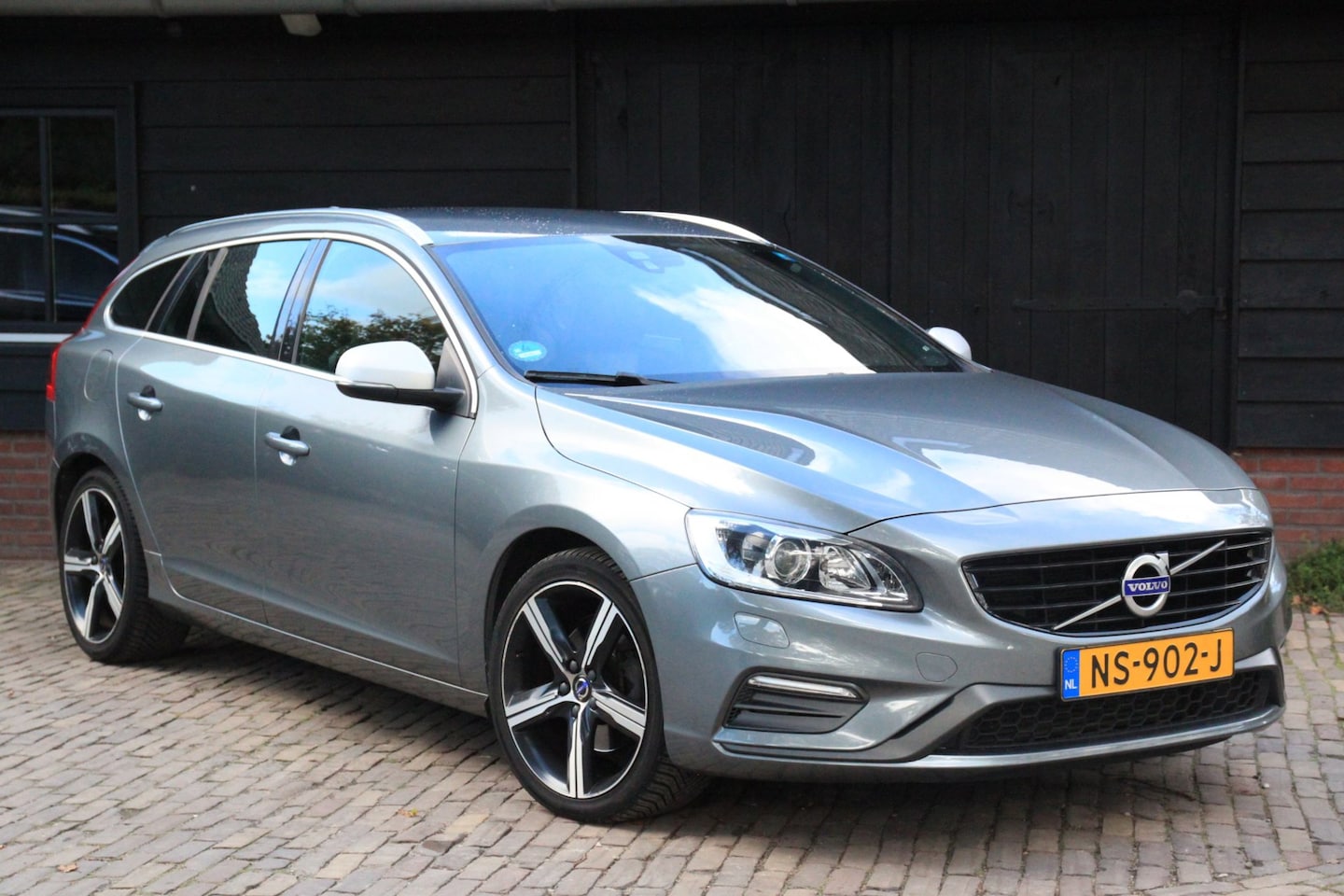 Volvo V60 - 1.5 T3 Nordic+ R design/Xenon/Stoelverwarming/Trekhaak afneembaar - AutoWereld.nl