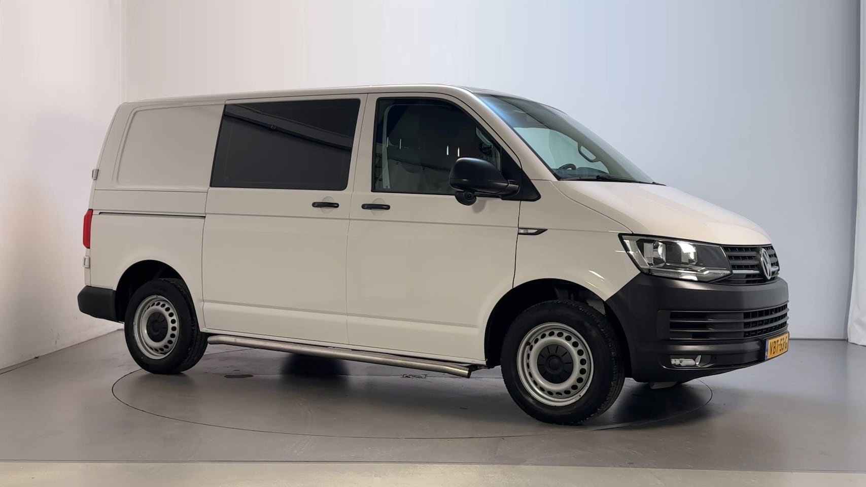 Volkswagen Transporter - 2.0 TDI 102pk L1H1 Highline Navigatie Parkeersensoren Cruise Control DAB+ - AutoWereld.nl