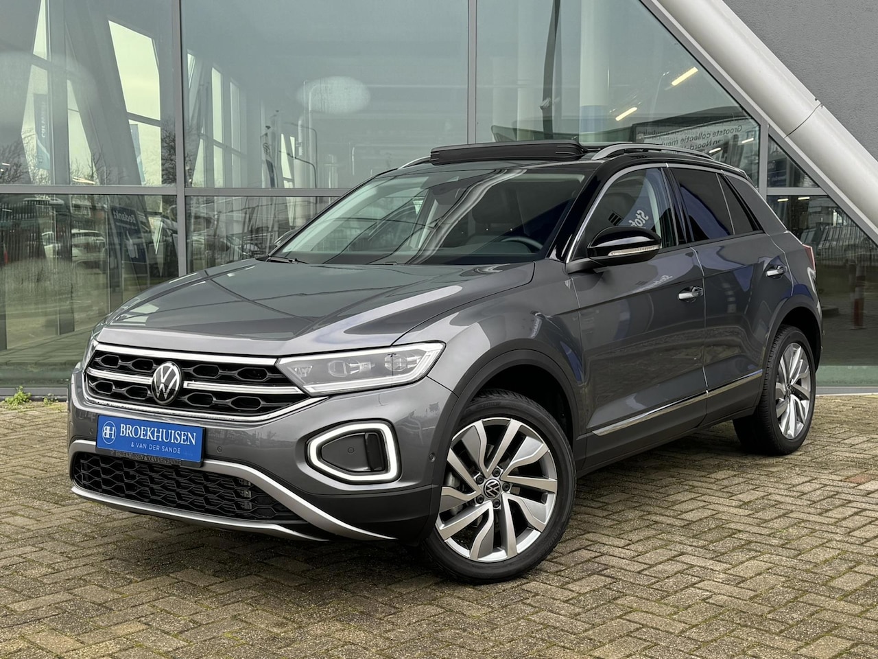Volkswagen T-Roc - 1.5 TSI 150pk Automaat / Panoramadak / Leder / IQ Light / Camera - AutoWereld.nl