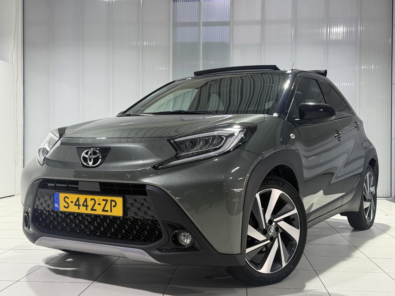 Toyota Aygo X - 1.0 VVT-i MT Envy Elektrisch Vouwdak, JBL Geluidsinstallatie, BTW auto, Apple carplay/andr - AutoWereld.nl