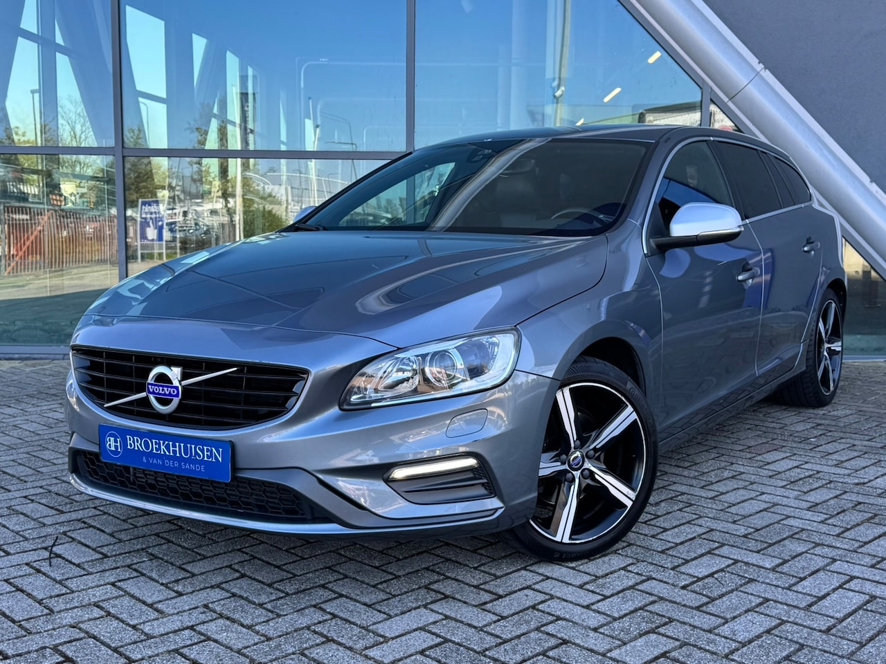 Volvo V60 - 2.0 T4 R-Design Business Sport 190pk Camera / Trekhaak / Stoelverwarming - AutoWereld.nl
