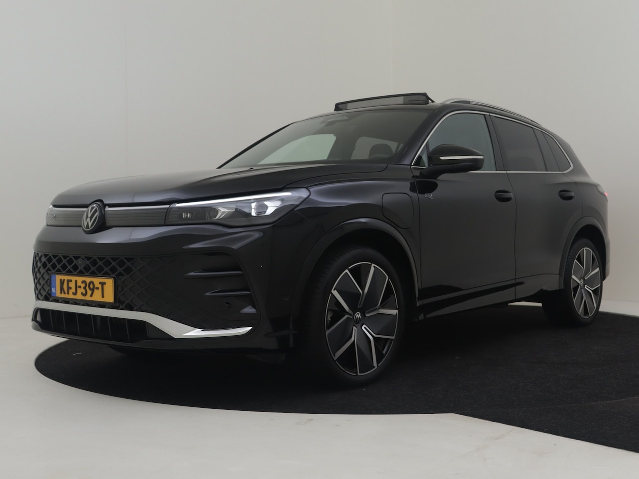 Volkswagen Tiguan - 1.5 eHybrid R-Line Edition 204Pk DSG/AUTO | Head-up display | 360gr Camera | Trekhaak uitk - AutoWereld.nl