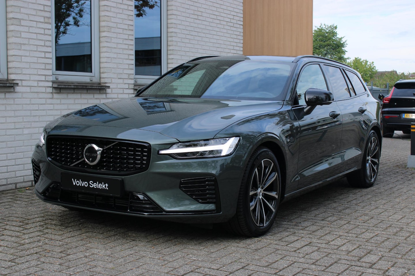 Volvo V60 - T8 Plug-in hybrid AWD Plus Dark | Panoramadak | Trekhaak | Verwarmbare voorstoelen, achter - AutoWereld.nl