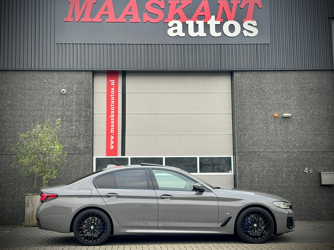BMW 5-serie - 545e xDrive High Executive Edition / Sunroof / Trekhaak / NL delivery / BERNINA GREY! / ON - AutoWereld.nl