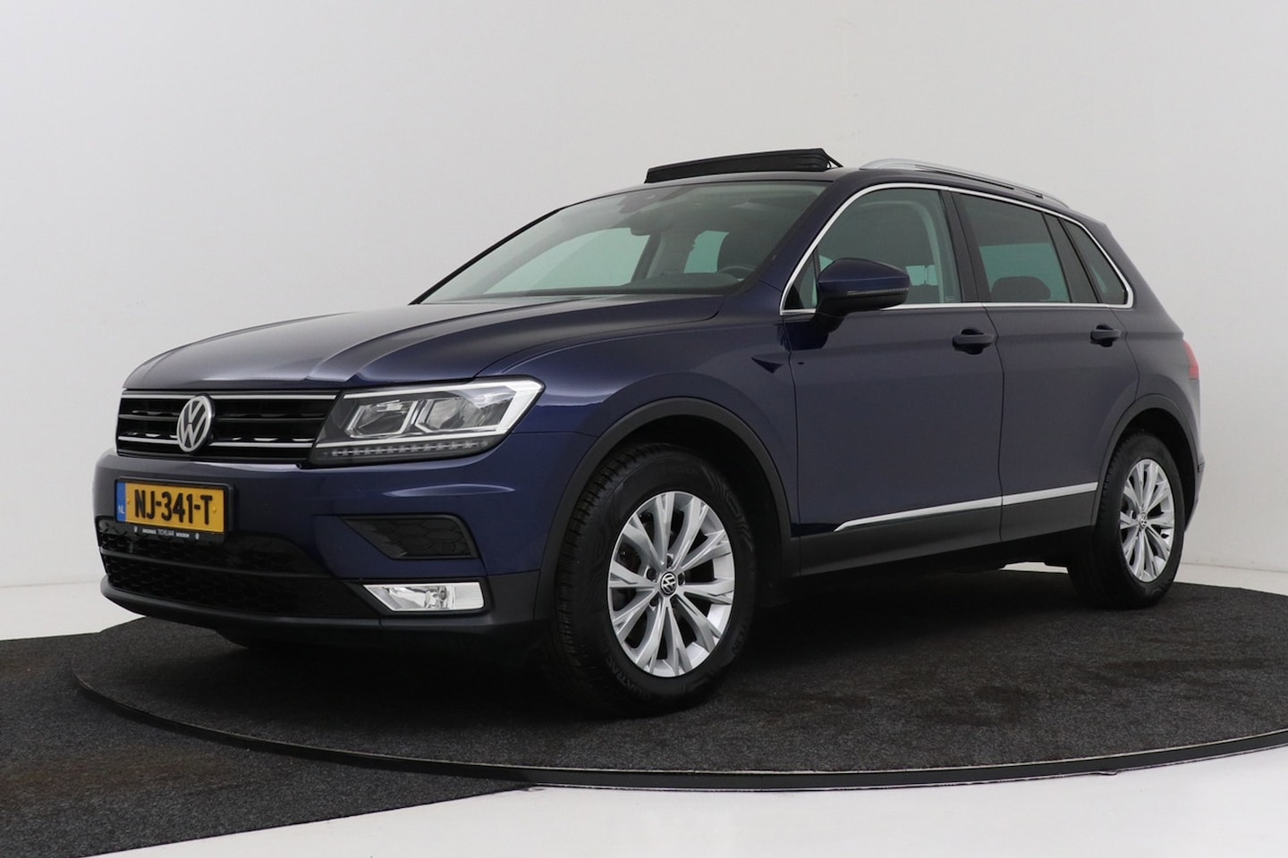 Volkswagen Tiguan - 1.4 TSI Connected Series | Uitklap Trekhaak | Panoramadak | Dealer Ond. | CarPlay | Stoelv - AutoWereld.nl
