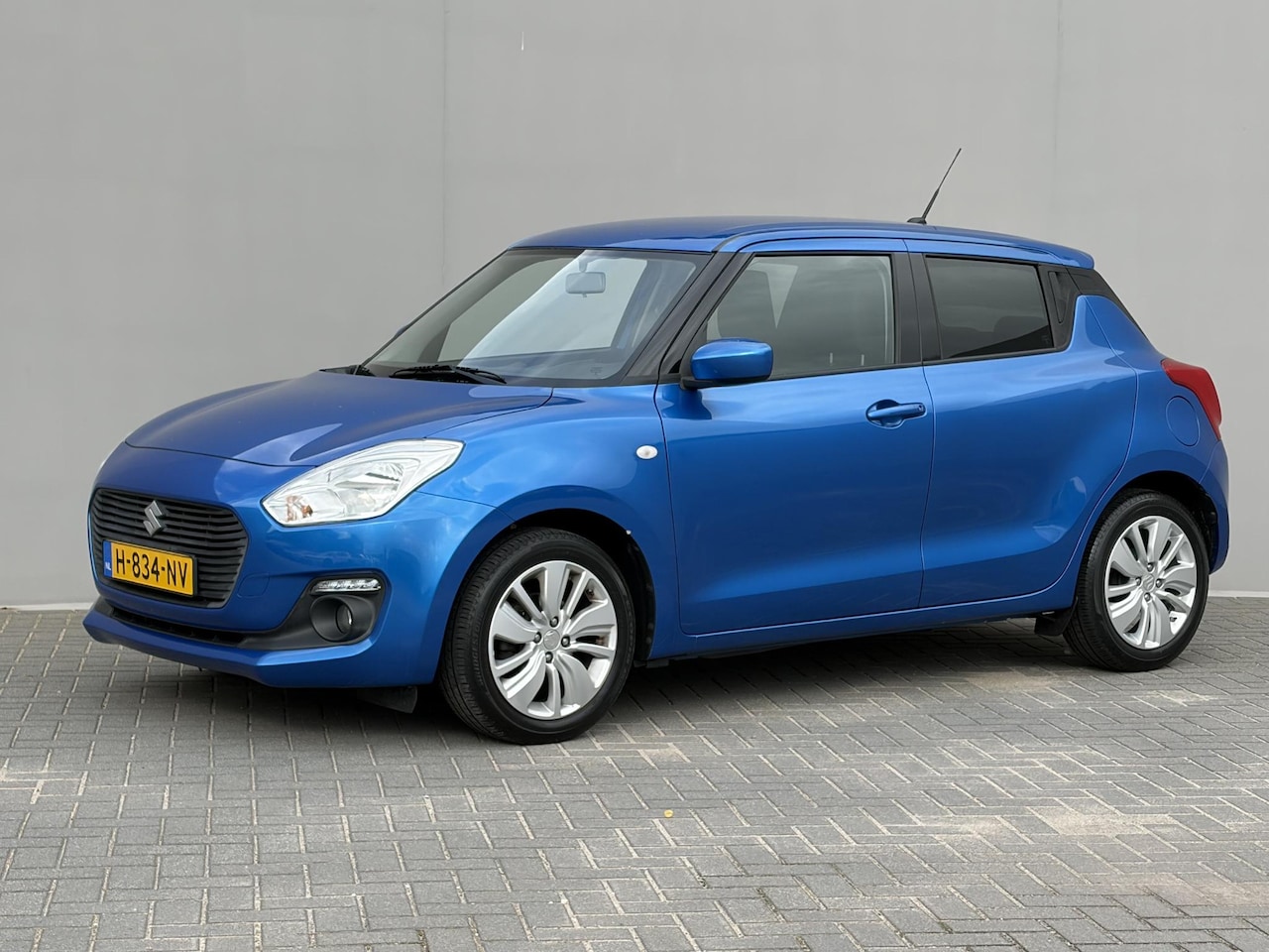 Suzuki Swift - 1.2 Select / Stoelverwarming / Airco / Achteruitrijcamera / Navigatie - AutoWereld.nl