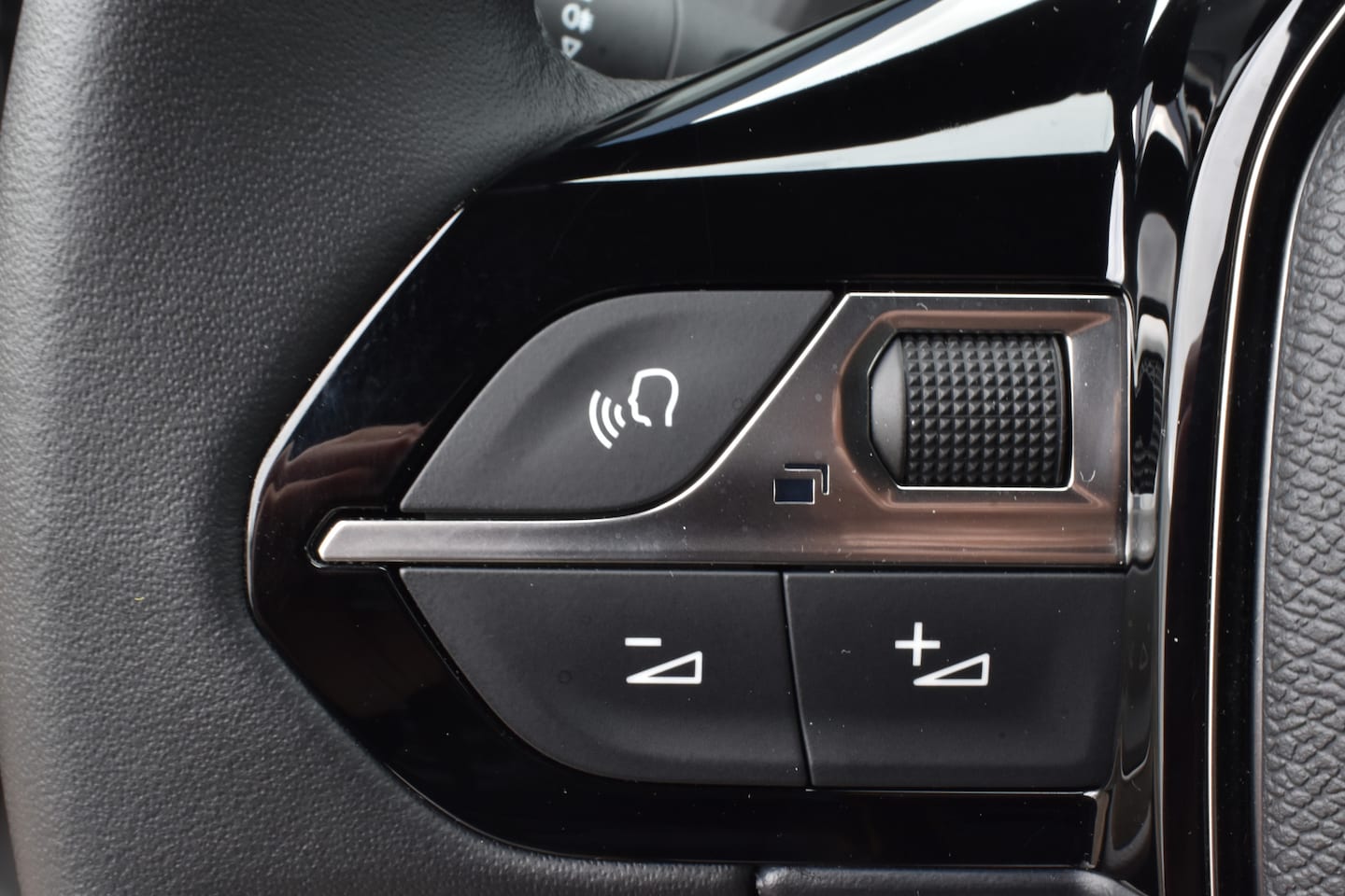 Peugeot 2008 - Hybrid 145 DCS-6 Allure Driva assist | Navigation pack | Keyless | Camera V + A | . 8 jaar - AutoWereld.nl